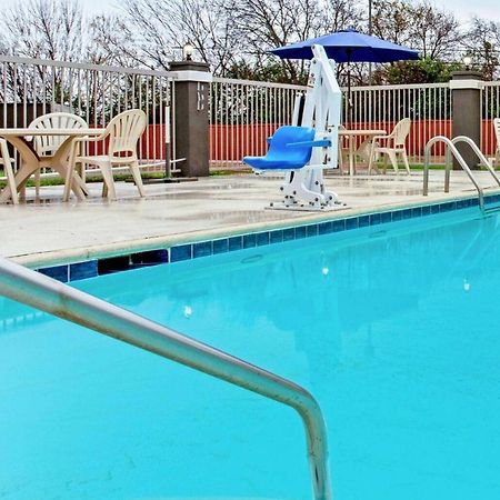 La Quinta By Wyndham Cleburne Hotel Exterior photo