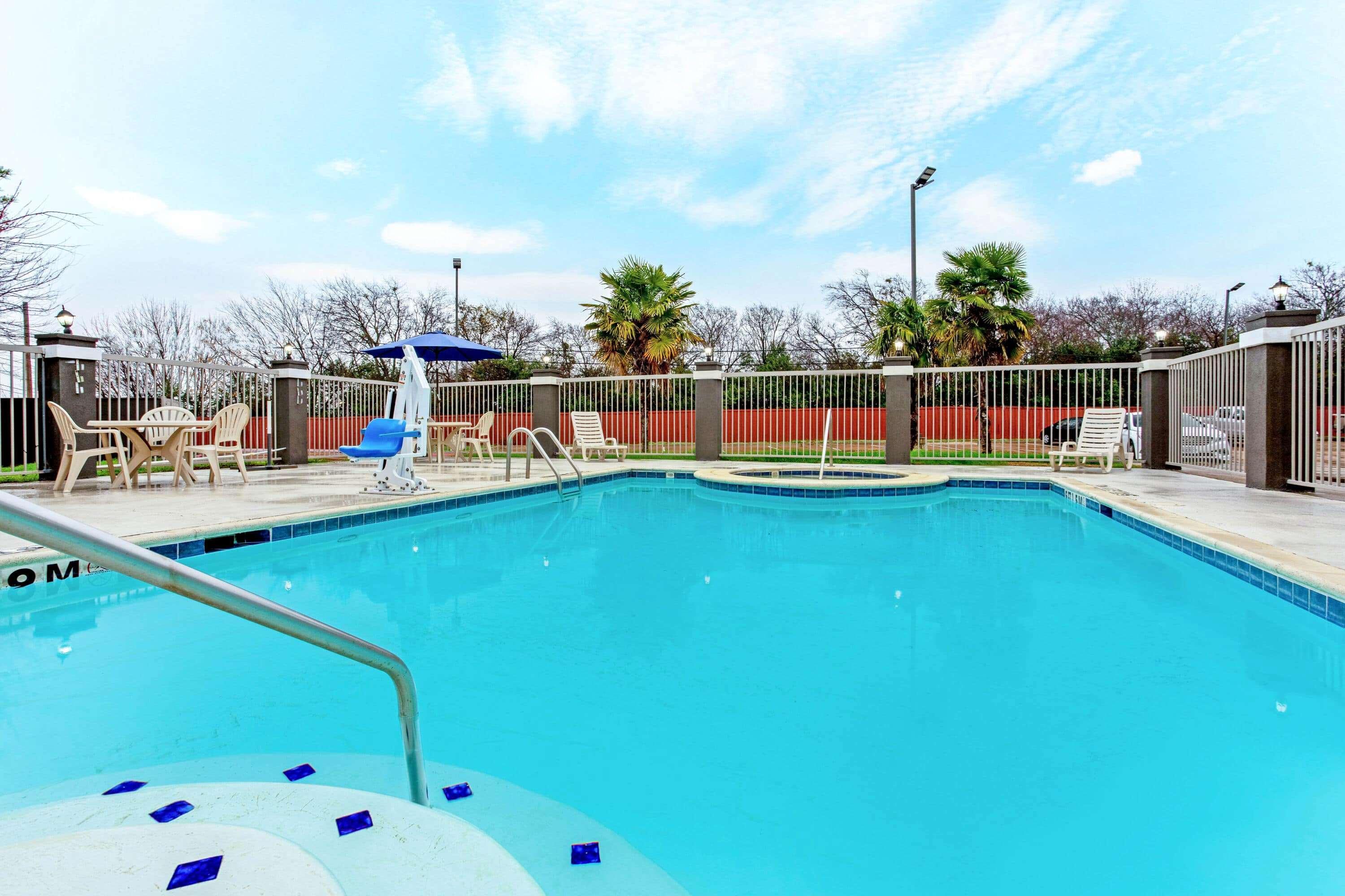 La Quinta By Wyndham Cleburne Hotel Exterior photo