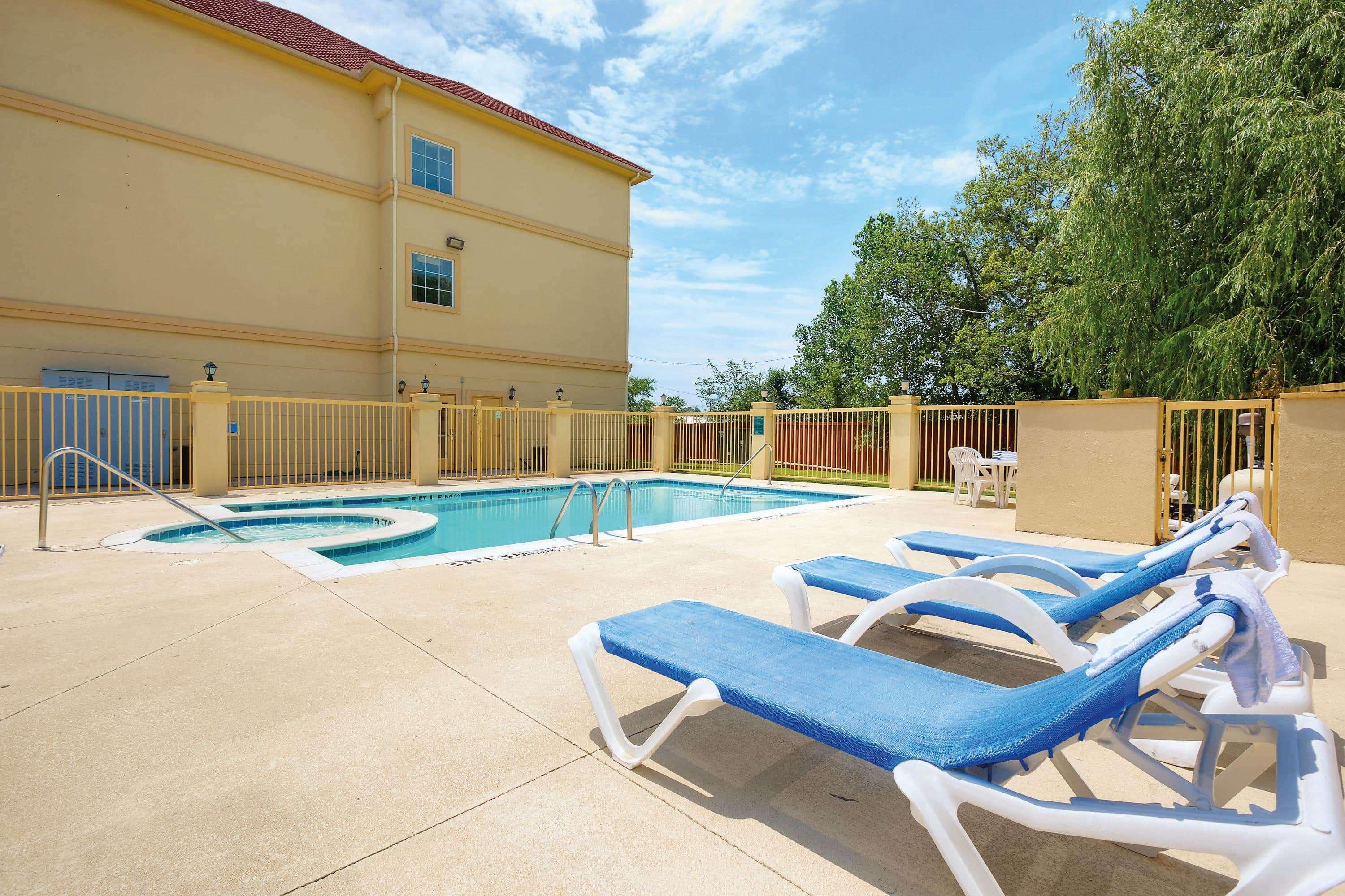 La Quinta By Wyndham Cleburne Hotel Exterior photo