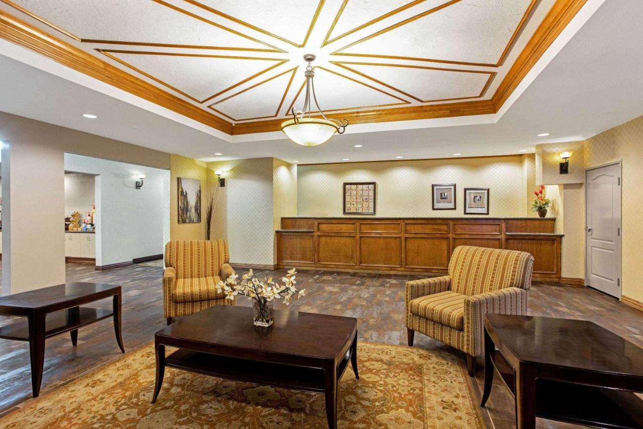 La Quinta By Wyndham Cleburne Hotel Exterior photo