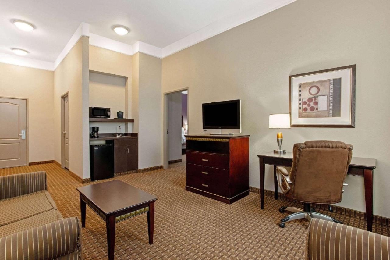 La Quinta By Wyndham Cleburne Hotel Exterior photo