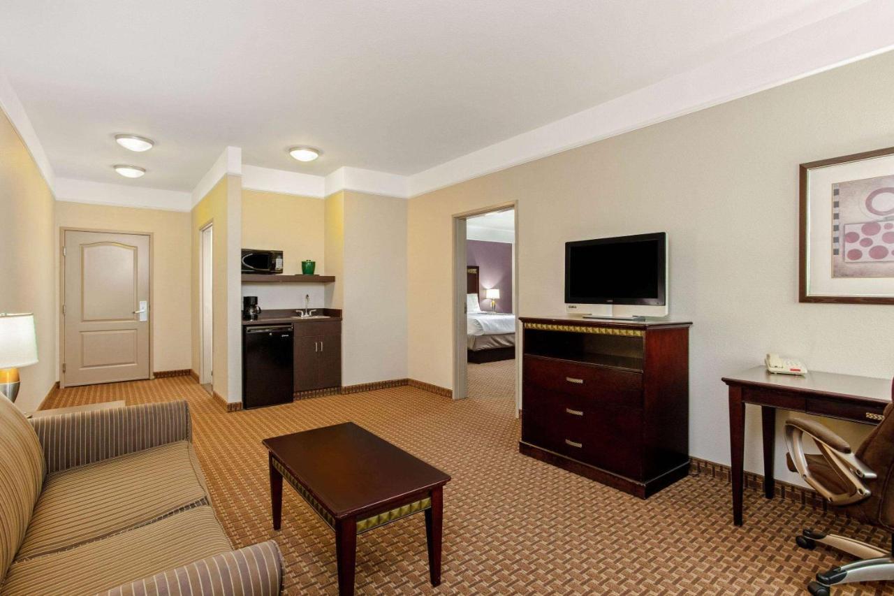 La Quinta By Wyndham Cleburne Hotel Exterior photo