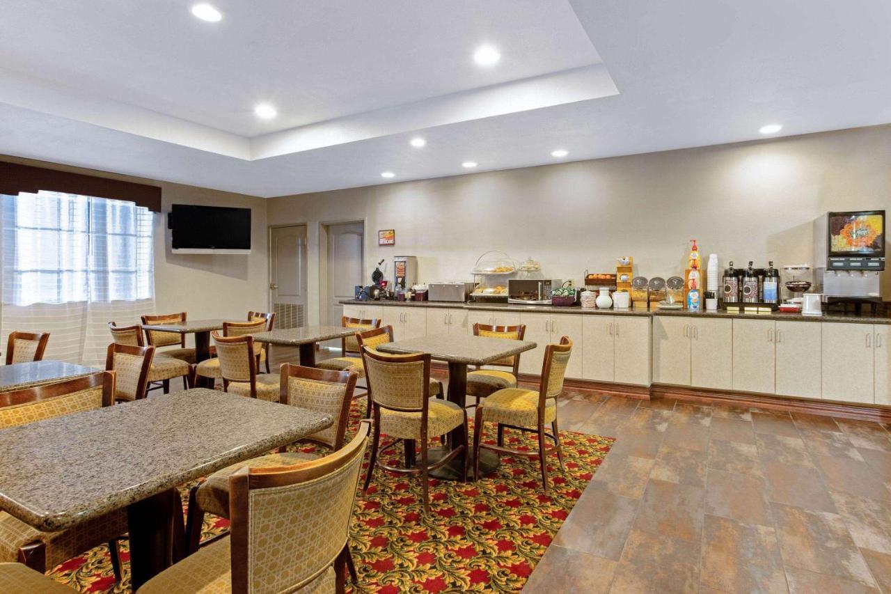 La Quinta By Wyndham Cleburne Hotel Exterior photo